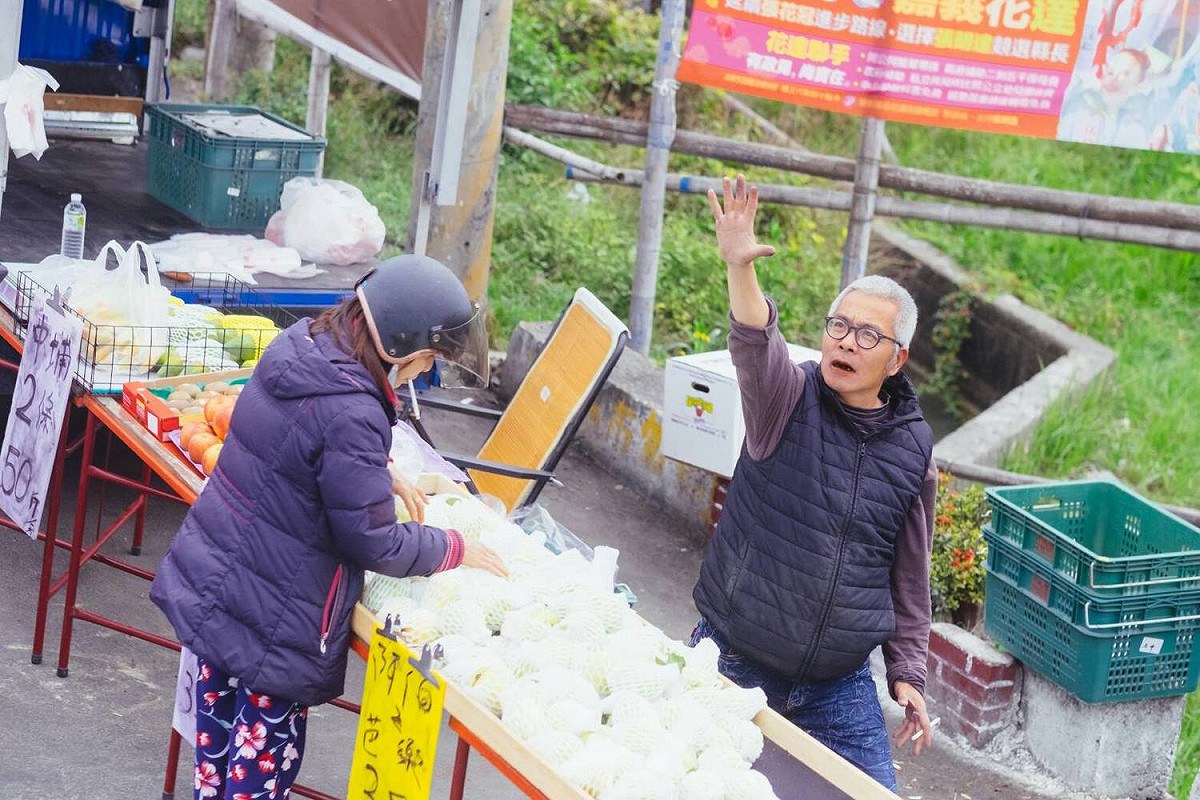 看到候選人張明達上街拜票，支持者開心揮手致意。 圖：張明達競選總部/提供