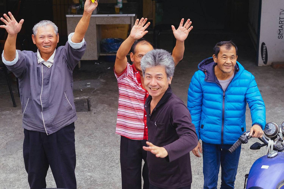 民眾看到張明達掃街拜票都相當開心，雙手舉高揮手。 圖：張明達競選總部/提供