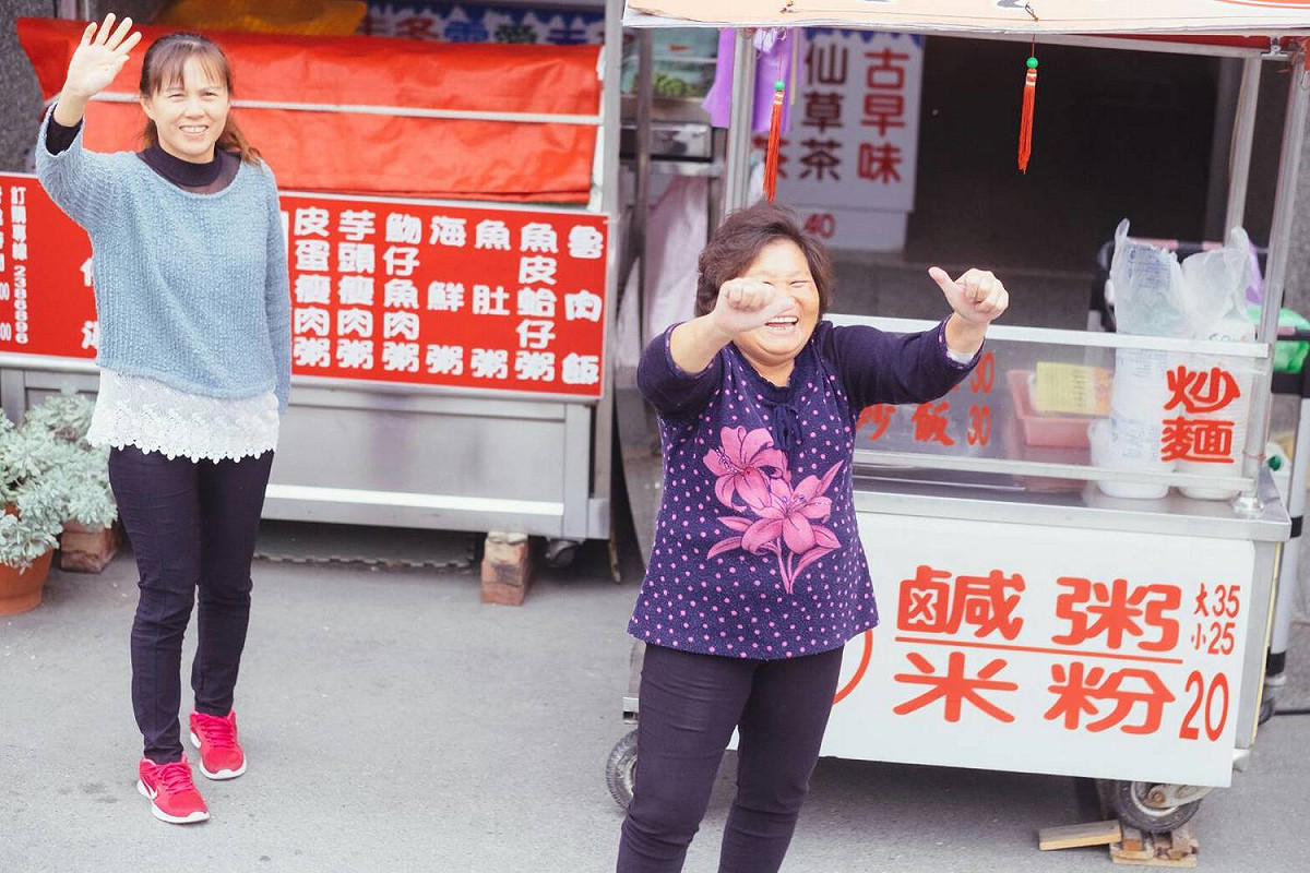民眾雙手比讚，表達對張明達的支持。 圖：張明達競選總部/提供