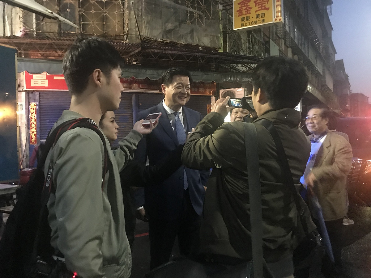 侯友宜今天宣布請辭投入國民黨新北市長初選，周錫瑋晚間受訪時脫口說：「終於啊！終於等到他出來了。」 圖：周錫瑋新北市政策中心提供