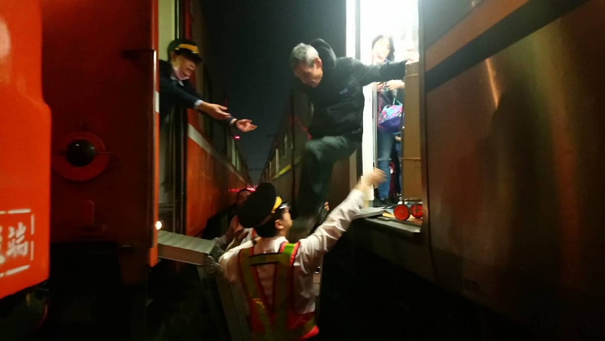 台鐵說，2027次旅客在晚上8時36分接駁完畢，晚上8時37分開車，目前事故路段採單線通車，事故現場由內政部警政署鐵路警察局處理中。 圖：台鐵提供