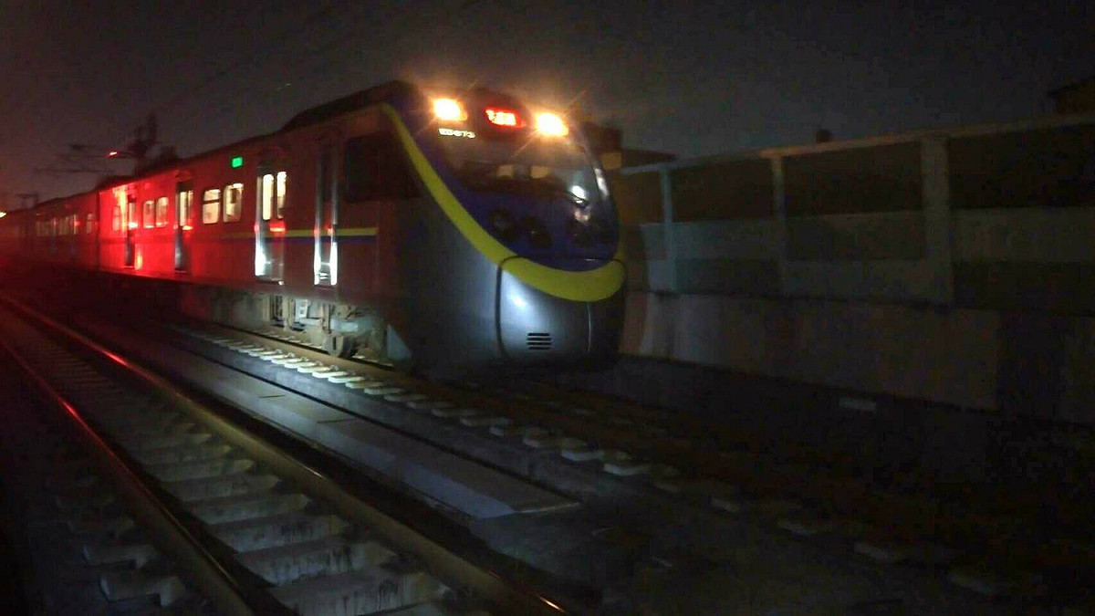 事故發生影響雙向通車，旅客由521次七堵開往潮州莒光號接駁。截至晚間10時，鐵路警察局台中分局員林派出所還在現場調查。 圖：台鐵提供