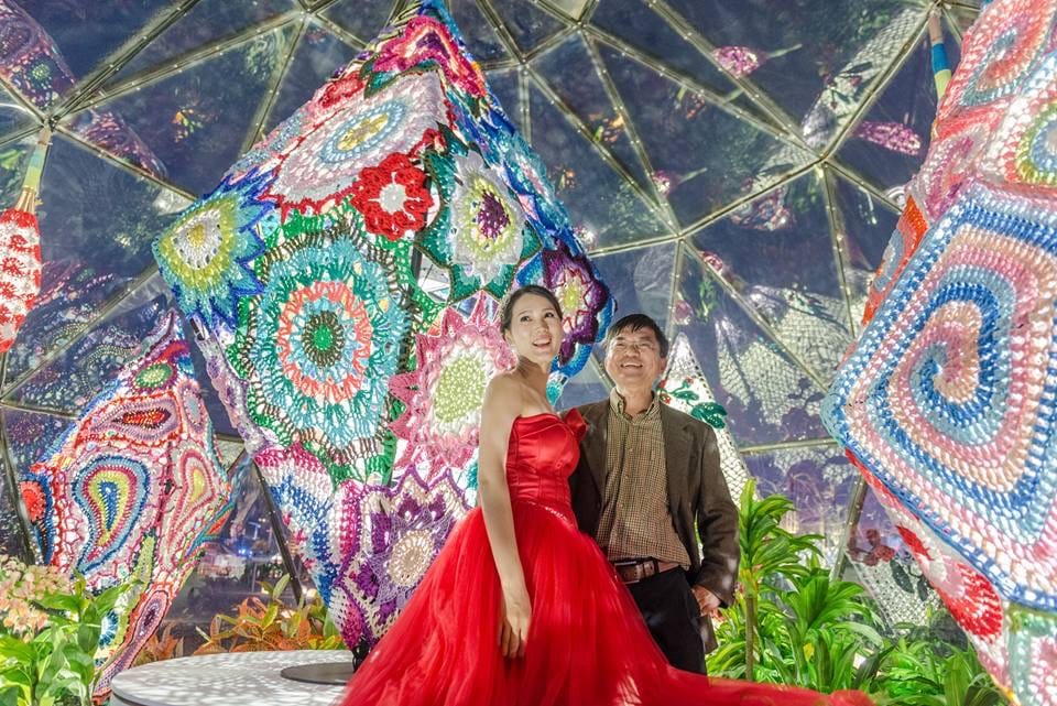 2018台灣燈會的農創再生燈區的藝術總監林純用與太太15周年結婚紀念日，特地到台灣燈會農創再生燈區，拍攝婚紗照紀念。 圖：翻攝自林純用臉書