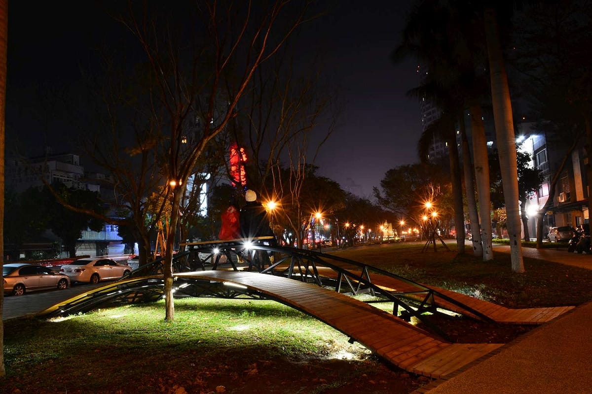 主題二則設置連結草地綠帶與人行步道的3座橋，分別是簇綻橋、月芽橋、柳葉橋，邀請市民朋友走入觀賞樹木姿態。 圖：新竹市政府提供