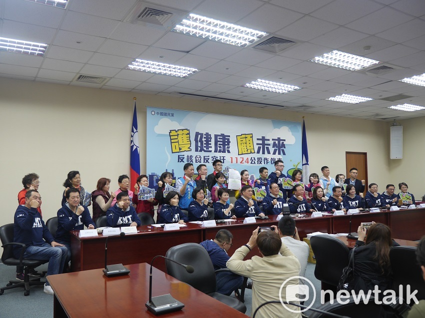 國民黨上午大陣仗舉行記者會，宣布力推反空污與反核食的公投。 圖：趙婉淳／攝