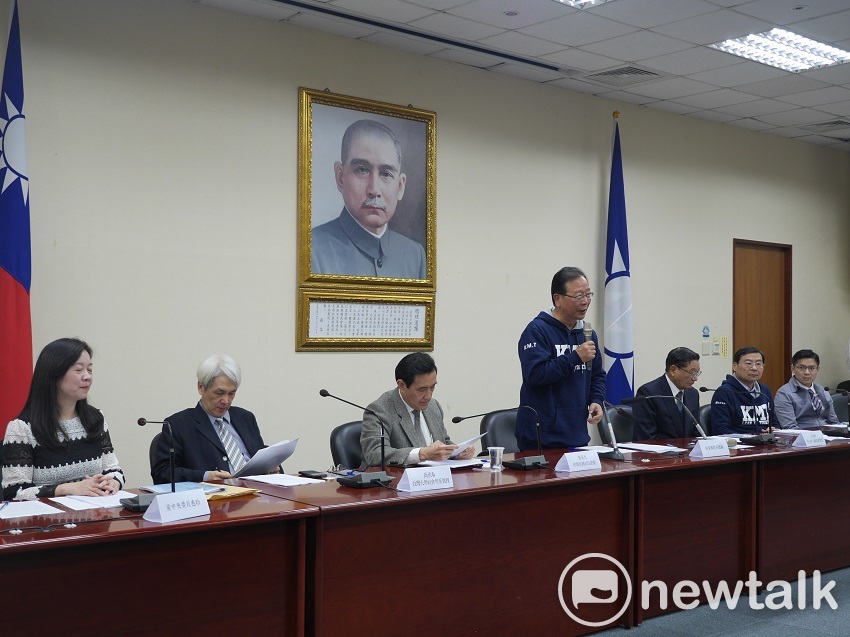 前總統馬英九與前國民黨副主席江丙坤等過去曾領取中山獎學金人士與國民黨立法院黨團三長，今（1）天上午共同召開「聲援103年度中山獎學金解凍」記者會。 圖：趙婉淳／攝