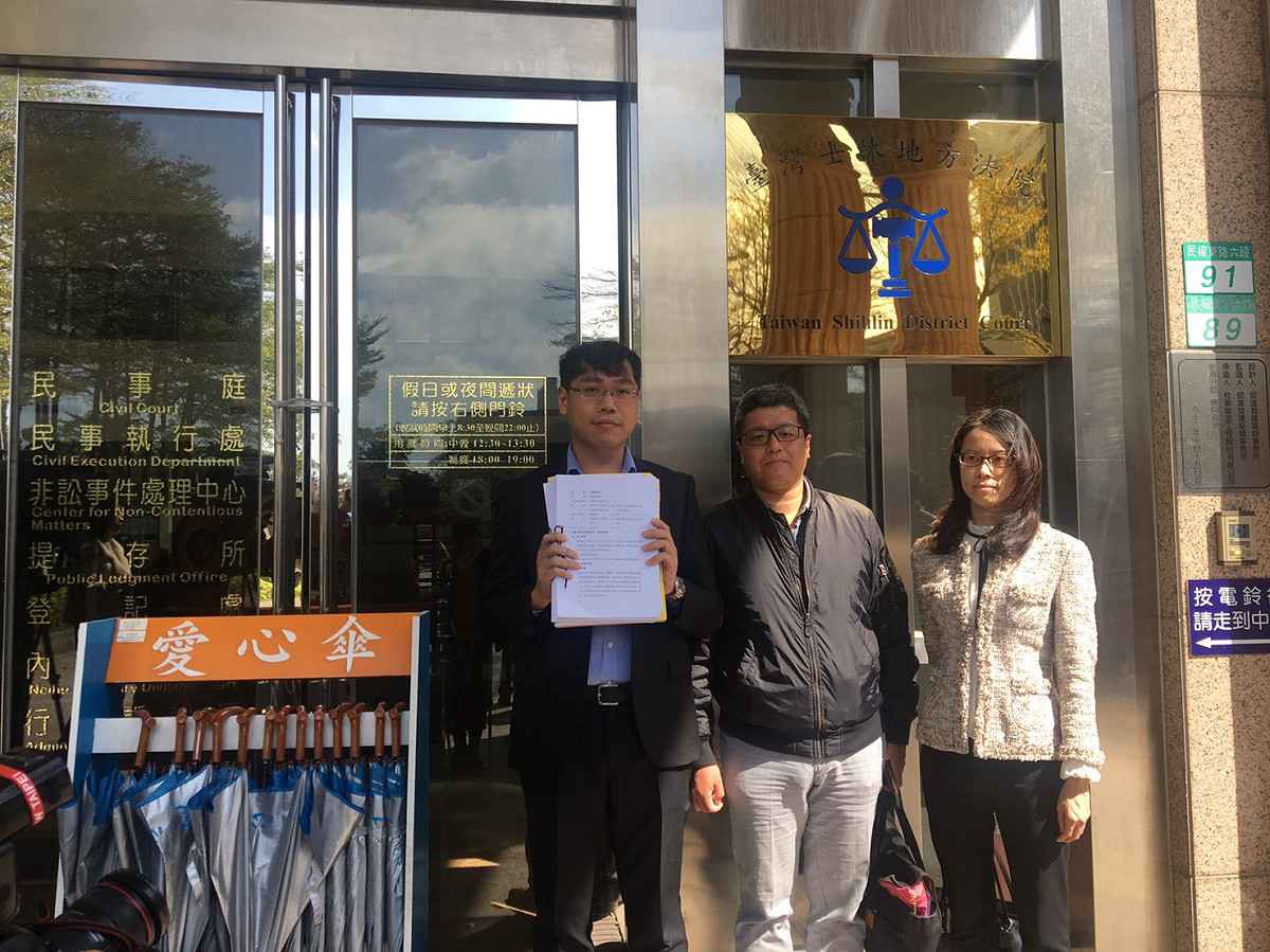 消基會受理消費者申訴，今日到士林地方法院提起民事團體訴訟，依個人資料保護法向雄獅求償363萬多元。 圖：消基會/提供