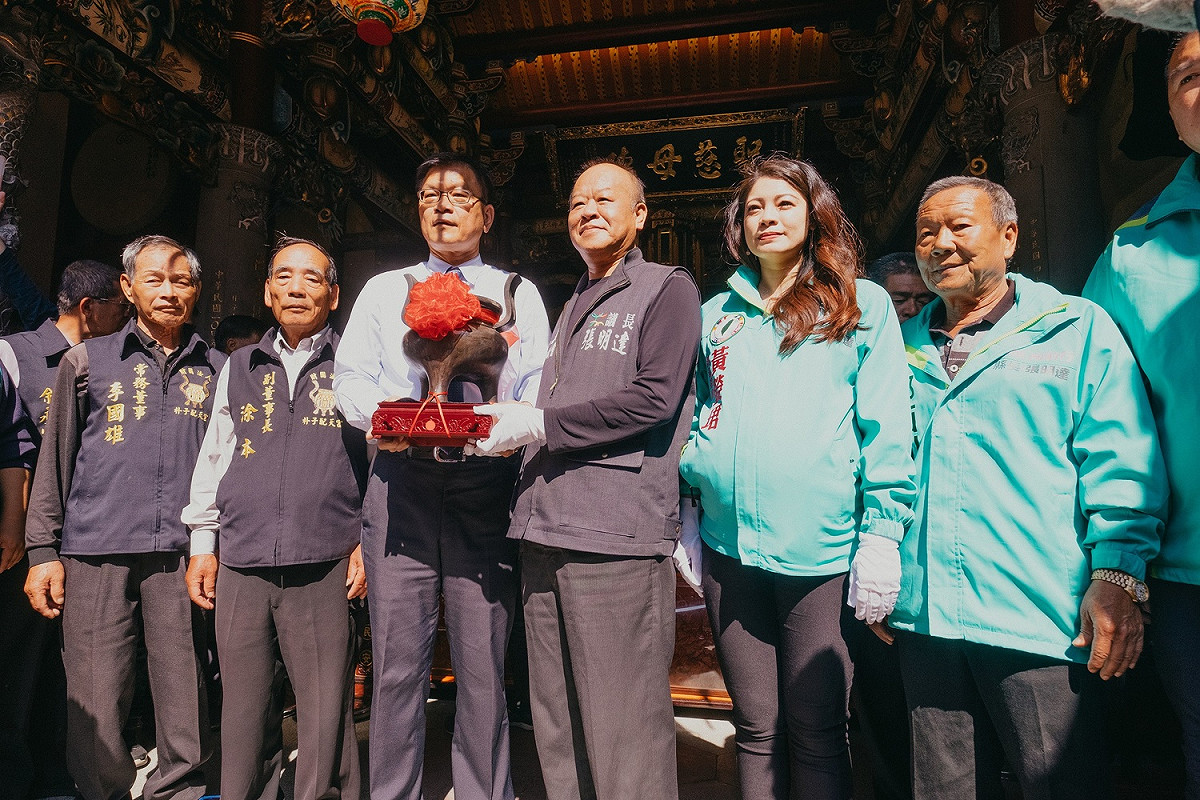 嘉義縣議長張明達將尋回香爐歸還配天宮後，與廟方人員合影。 圖 : 嘉義縣議長張明達/提供