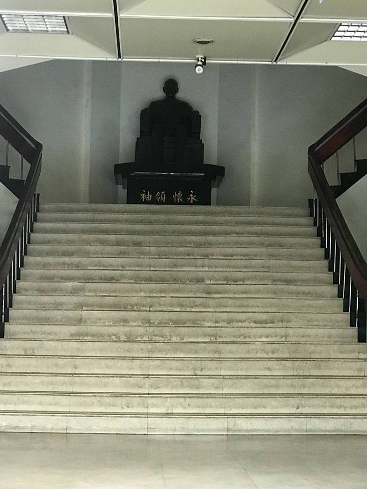 基隆市警局內的蔣介石銅像已連夜遭移除，引發藍營不滿。 圖：翻攝游祥耀臉書