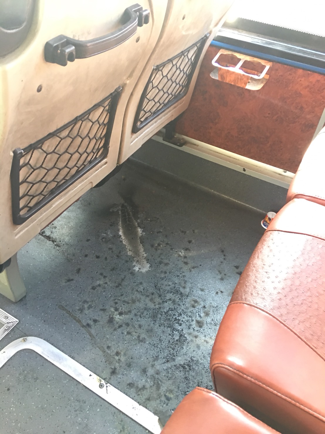 公車內地板被燒焦黑。 圖 : 中壢客運/提供