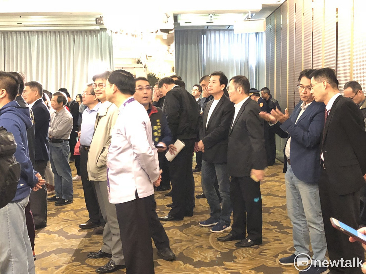 侯友宜參選，不少市府同仁到場支持。 圖 : 林昀真/攝