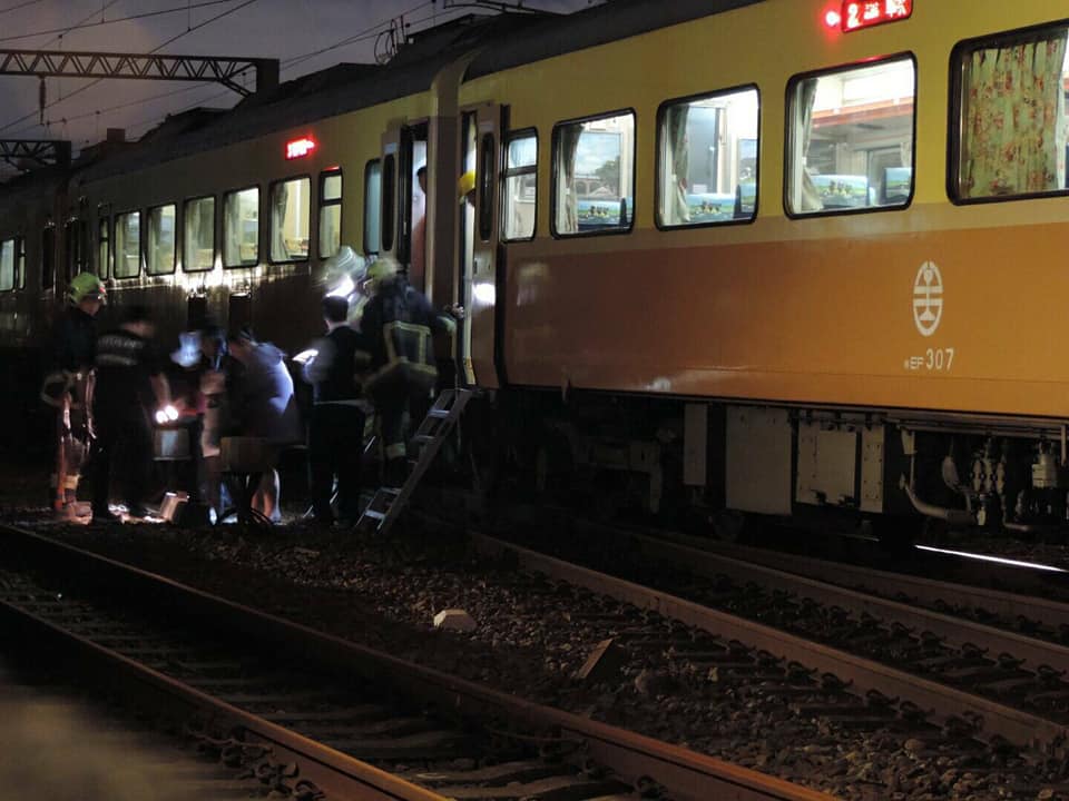 台鐵第130次自強號第9車在樹林站11B轉轍器一軸出軌，目前西線無法行車，以東線單線雙向通行。 圖：台鐵提供