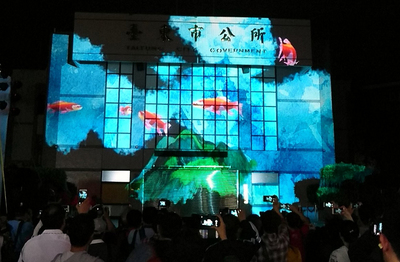 台東慶元宵，台東市公所3D光雕秀1日晚間率先登場，五彩繽紛的美麗光雕吸引大批民眾前往參觀，搶拍留念。 圖：中央社