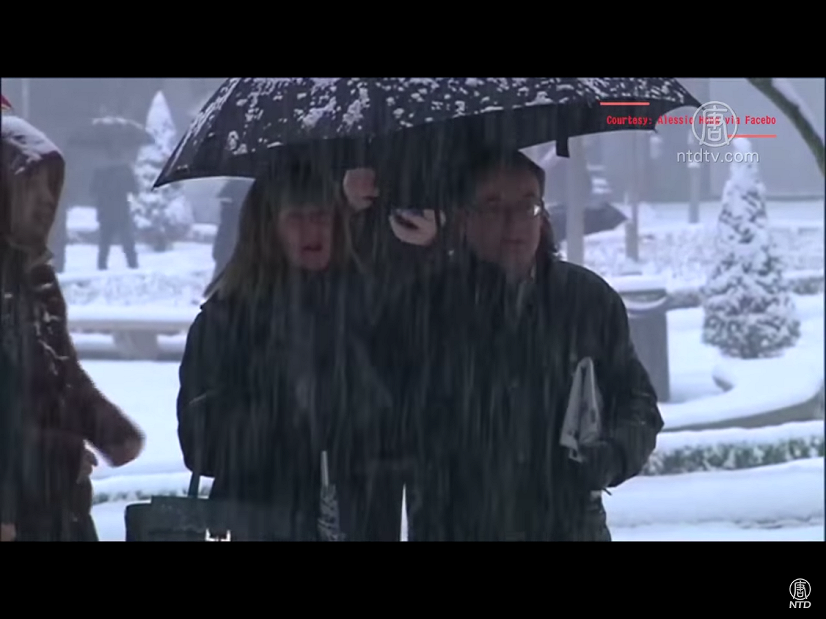 蘇格蘭的降雪量高達90公分，氣溫低到攝氏零下10.3度，英國和愛爾蘭都發出紅色警報，建議民眾留在家裡，避免冒險出門。
 圖：翻攝自Youtube