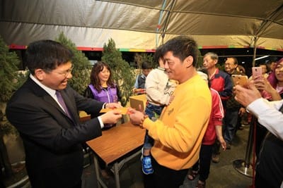 台中市長林佳龍昨 (1) 日在北屯區廣天宮、紫微宮發送「一元復始」小紅包，與民眾拜年同歡。 圖：台中市政府/提供