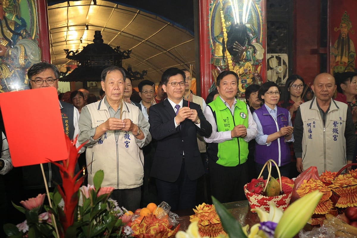 台中市長林佳龍昨 (1) 日前往北屯區廣天宮、紫微宮參拜、祈福。 圖：台中市政府/提供