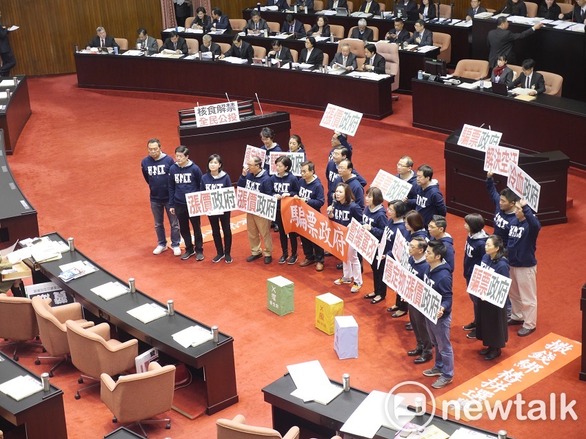 立法院上午開議，國民黨團聚集於主席台前表達抗議。 圖：趙婉淳／攝