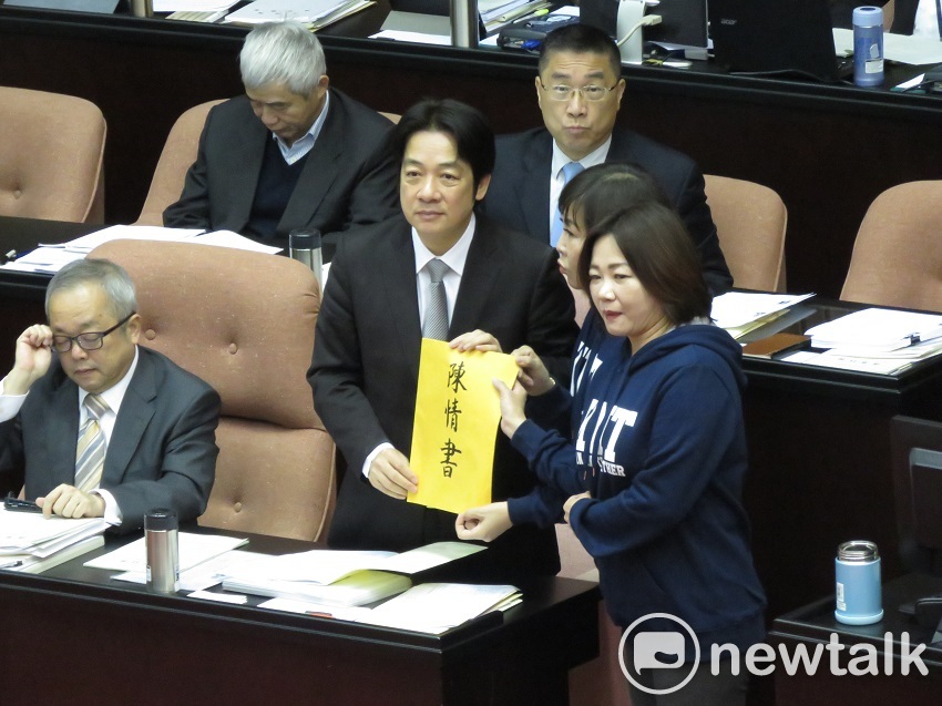 國民黨團替退役軍人遞陳情書給閣揆賴清德。 圖：趙婉淳／攝