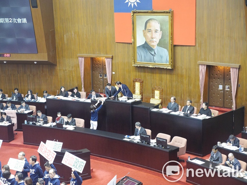 國民黨團替退役軍人遞陳情書給立法院長蘇嘉全。 圖：趙婉淳／攝