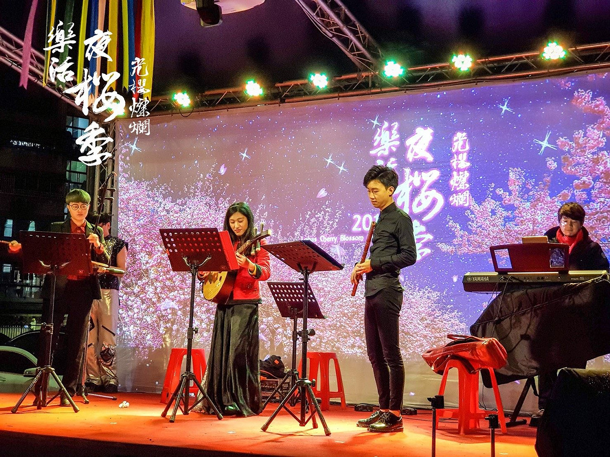 位於內湖樂活公園的夜櫻季活動將於3月11日結束，將於周六(3)舉行樂活夜櫻季之城市櫻花音樂會『花樂綻放，大地之聲』，讓你享受這周末最後花期的夜櫻與美好音樂饗宴。 圖：台北市政府提供