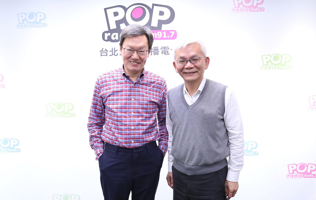 《POP撞新聞》主持人黃清龍（右）今（2）日專訪前國安會秘書長蘇起（左）。 圖：《POP撞新聞》提供