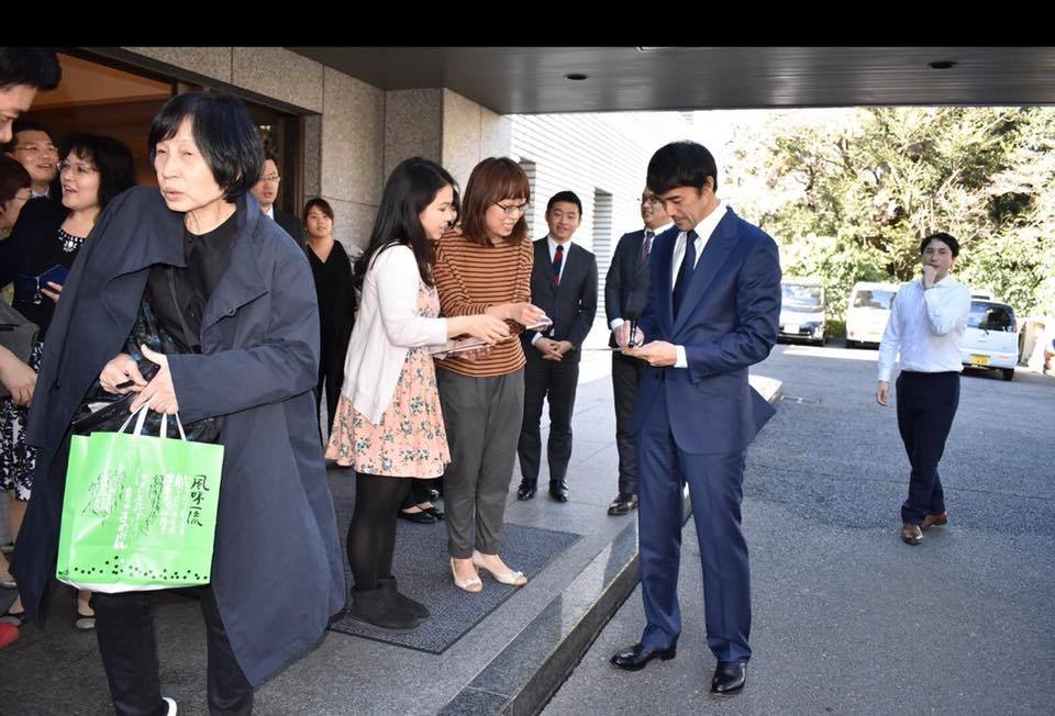 職員要求拍照簽名，阿部寬都一一答應。 圖：翻攝謝長廷/臉書