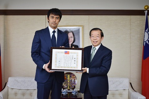 阿部寬拜會駐日代表處，謝長廷頒發感謝狀。 圖：翻攝駐日代表處官網