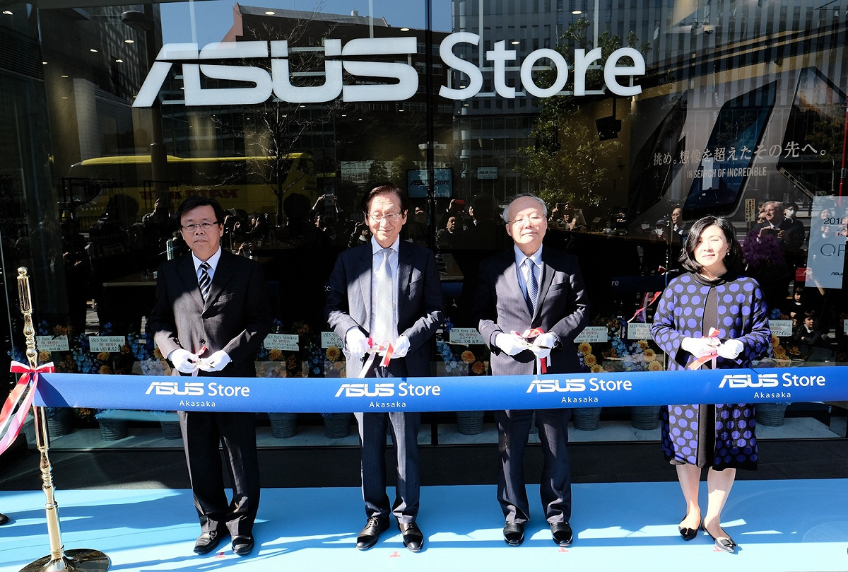 華碩海外第一家全方位直營旗艦店(ASUS Store Akasaka)今日落腳日本東京，董事長施崇棠(左2)特地前往參與旗艦店剪綵開幕。 圖：ASUS/提供