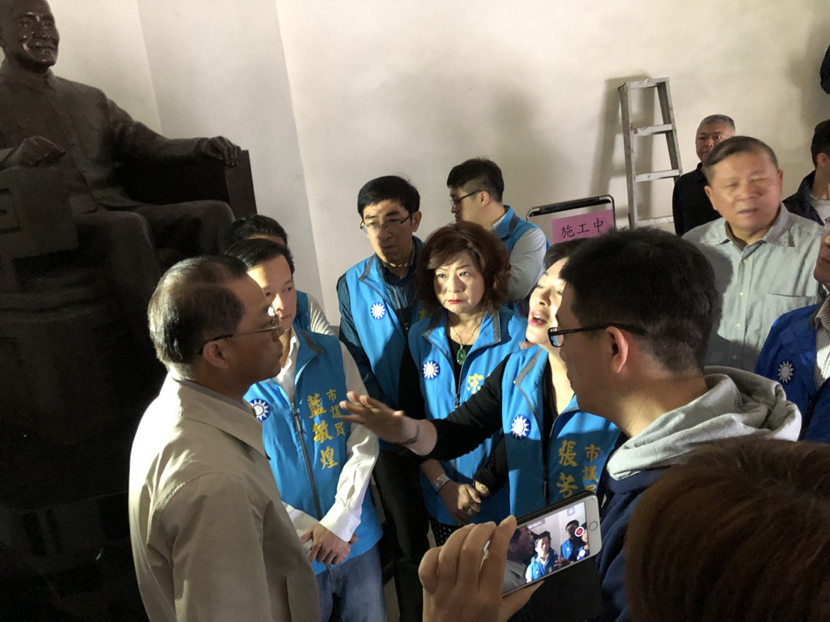 基隆市國民黨團今日前往基隆市警局抗議，要求警局若要移除蔣介石銅像，須經由議會同意。 圖：謝立功辦公室 / 提供
