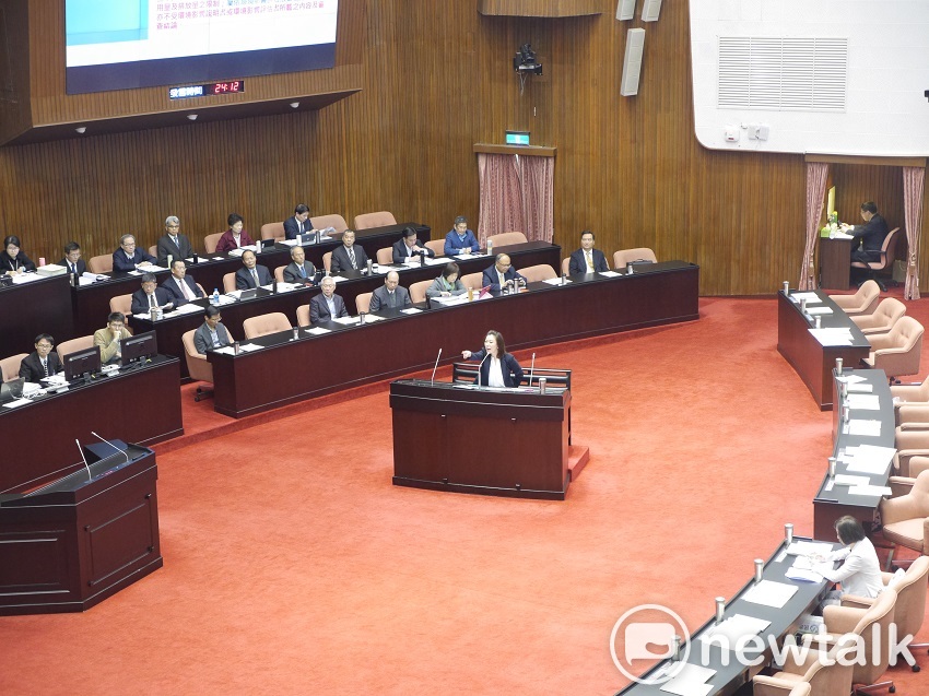 國民黨立委李彥秀質詢時提問民生議題。 圖：趙婉淳／攝