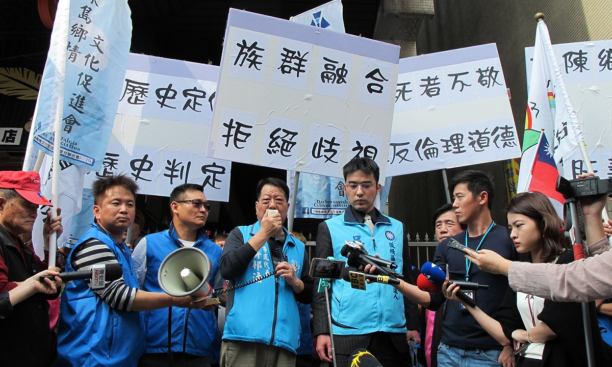 花蓮市市民代表蔣邦法（左四）2日才強調這是和平理性抗爭；一旁的大陳鄉情文化促進會理事長胡志偉則揚言不惜流血抗爭。 圖：林朝億/攝