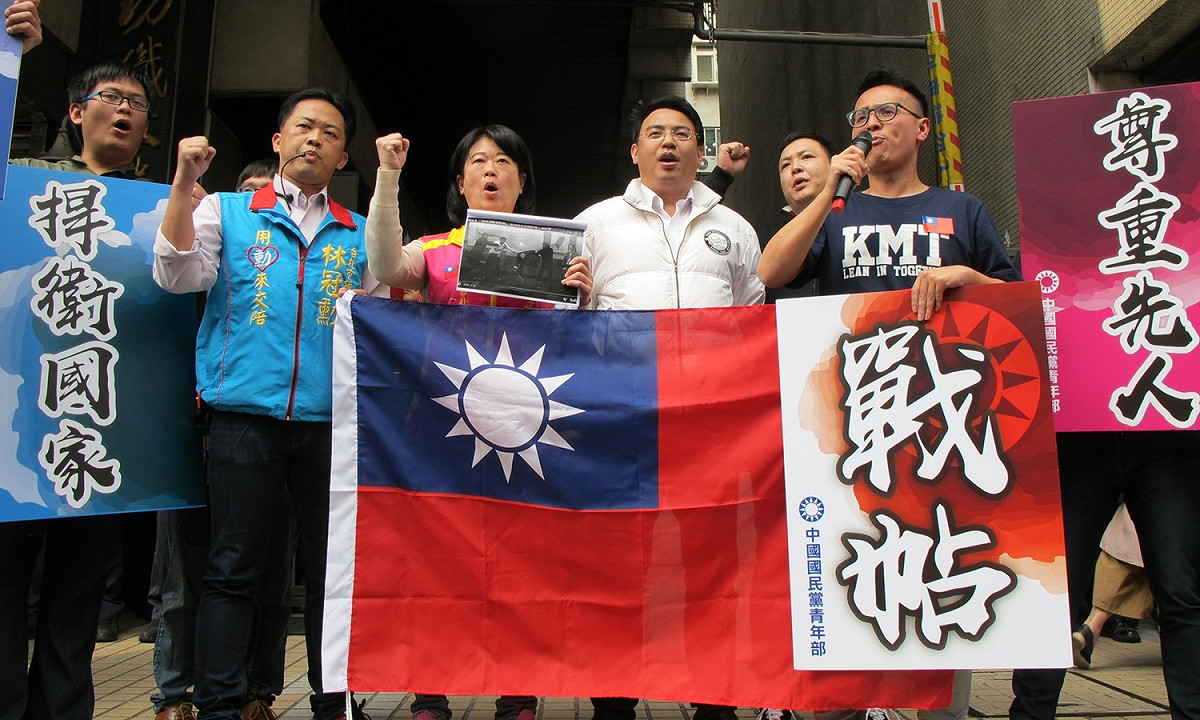 對於獨派青年潑漆，國民黨青年部主任翁紹輝率領多位參選人到自由台灣黨部前抗議。 圖：林朝億/攝