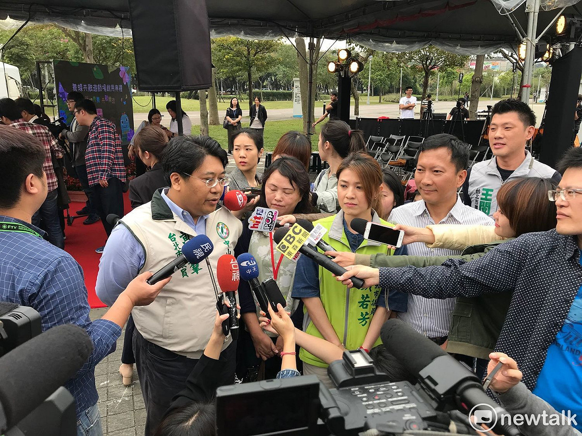 民進黨議員黃向羣（左起）、顏若芳、李慶鋒、王閔生等4人今日與柯文哲同台。 圖：周煊惠 / 攝