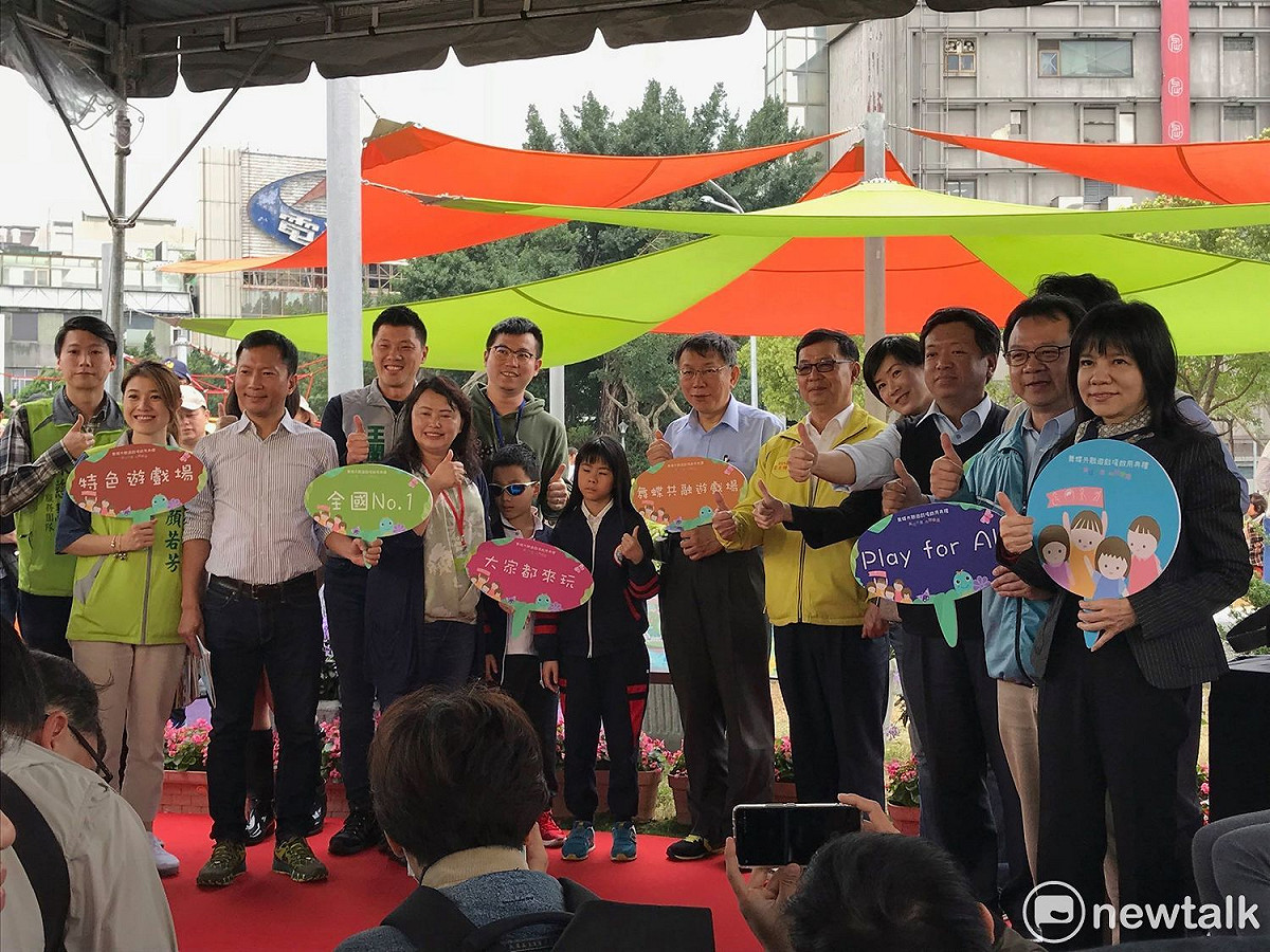 民進黨台北市議員顏若芳、黃向羣、王閔生、李慶鋒今日與台北市長柯文哲同台宣傳共融式遊戲場。 圖：周煊惠 / 攝