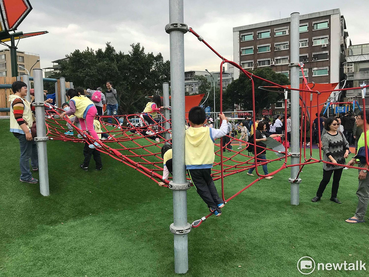 小朋友開心在新遊具上攀爬。 圖 : 周煊惠 / 攝