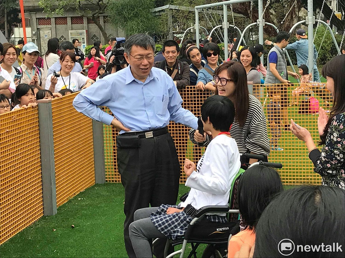台北市長柯文哲陪身心障礙小朋友一起玩輪椅鞦韆。 圖 : 周煊惠 / 攝