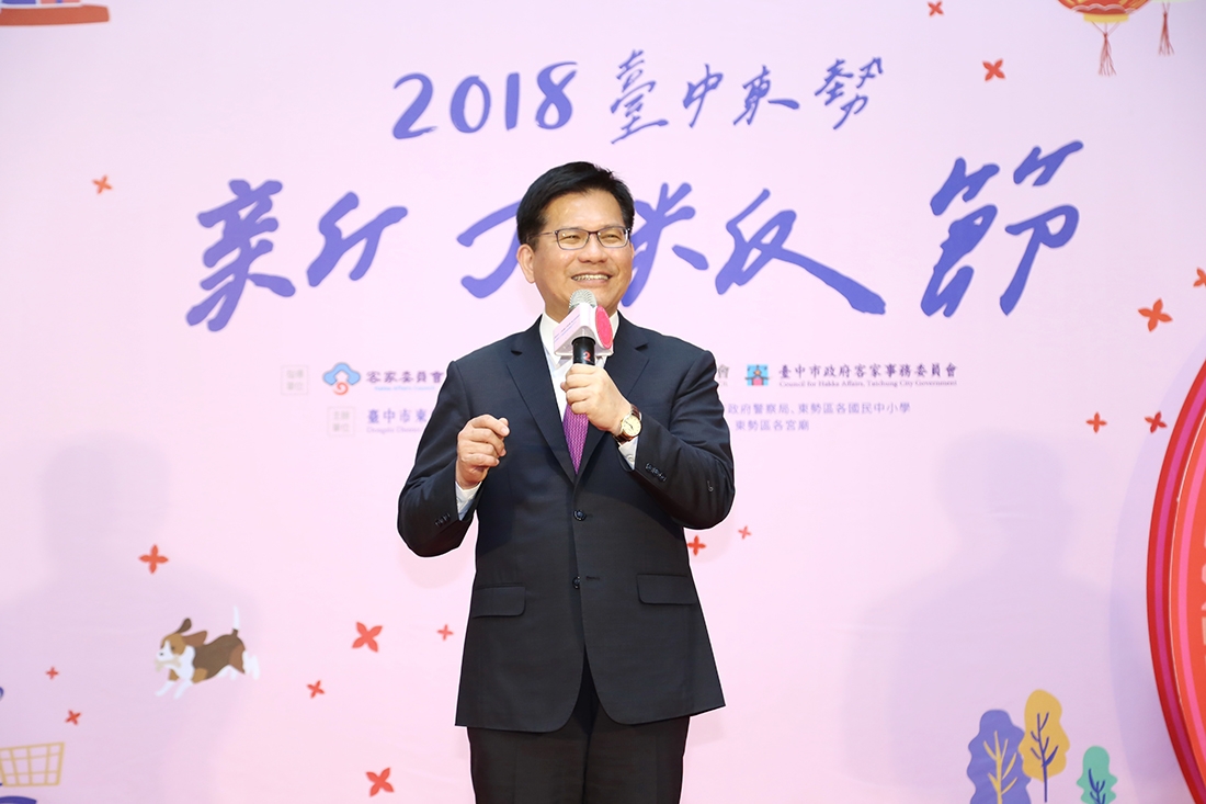 台中東勢新丁粄節今天熱鬧開幕，延續過往傳統有客家的新丁粄展示還有，求子、求文昌、鬪粄比賽等，配合花博，市府更打造「送子鳥」主題花車，希望發揚地方的客家文化。 圖：台中市政府／提供