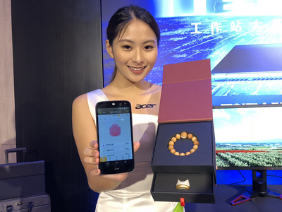 電腦品牌廠宏碁跨足文創產業，2日發表智慧佛珠Leap Beads，預計3月中旬在台灣上市，目前已有多個宗教團體洽談，訂單上看數千串。 圖 : 中央社