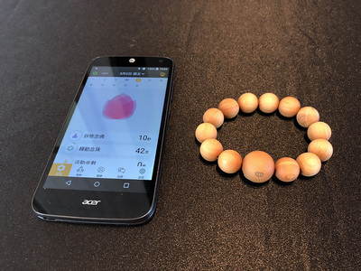 宏碁跨足文創產業，2日發表智慧佛珠Leap Beads，搭配使用的生活修行App內建靜修念佛功能，在靜坐冥想時，可設定時間及環境音，還能設定念誦類型
、內容、達成方式、環境音及迴向對象。 圖 : 中央社