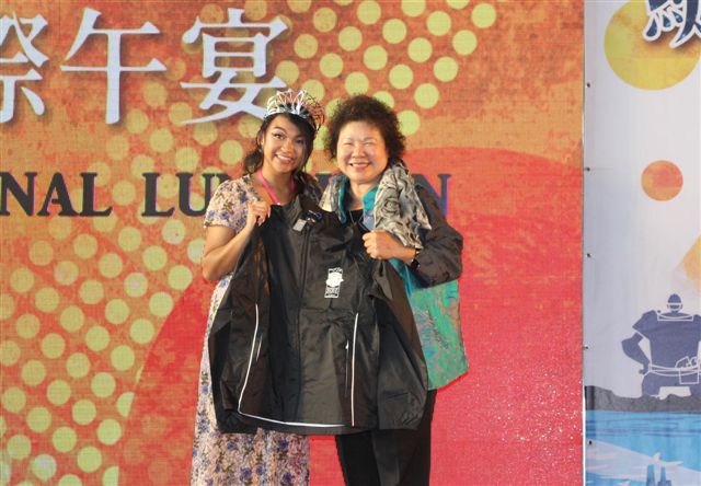 高雄市長陳菊與國際友人交換禮物，紀念長久來的難得友誼。 圖：高雄市政府/提供