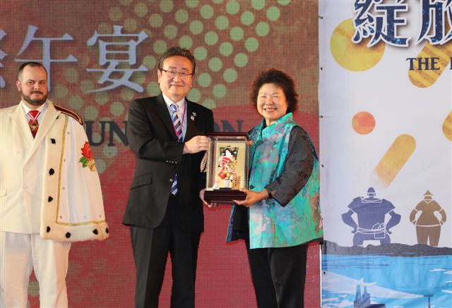 高雄市長陳菊與國際友人交換禮物，紀念長久來的難得友誼。 圖：高雄市政府/提供