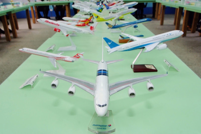 桃園國際機場航聯會邀集31家航空公司，捐贈40架模型機給機場旁的竹圍國中，每架模型飛機都擁有不同識別標誌及外觀塗裝，為地方學子建立起初步的飛航產業概念。 圖:中央社