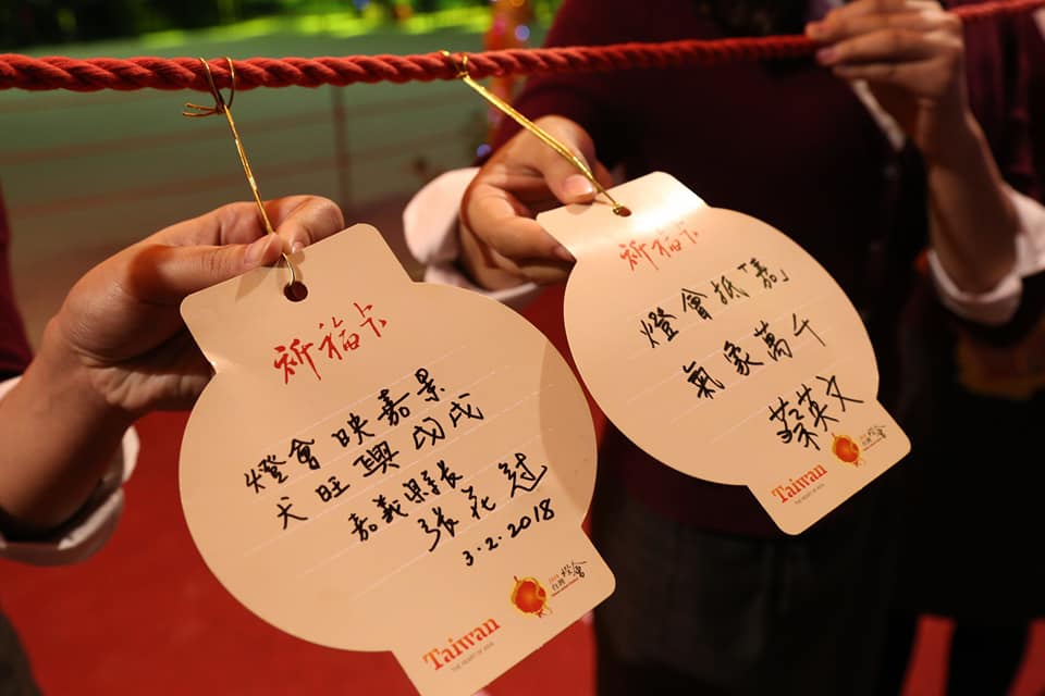 蔡英文與張花冠在祈福卡寫下祝福的話。 圖：嘉義縣政府/提供