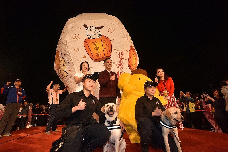 2018新北市平溪天燈節今（2）日登場，新北市長朱立倫與三麗鷗日本總公司海外事業部代表，以及高人氣警犬跟布丁狗，共同施放以三麗鷗明星為主題設計的主燈，一同為台灣祈福。 圖：新北市觀旅局／提供