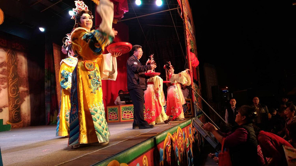 一心戲劇團演出《財神報喜》，描述財神爺下凡投胎故事。 圖: 桃園市政府文化局/提供