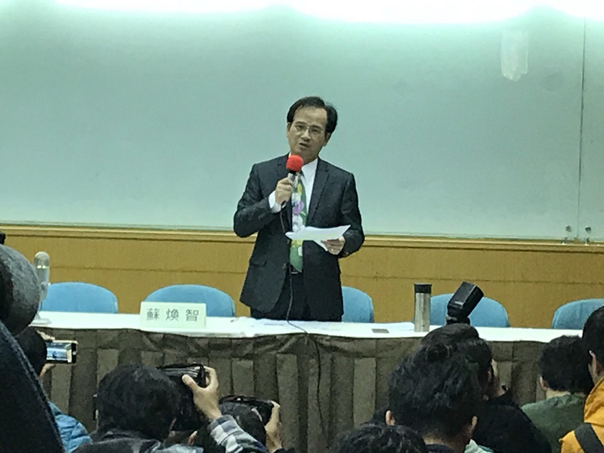 前台南縣長蘇煥智舉行記者會宣布退黨，並表示將參選今年台北市長選舉。 圖/周煊惠 攝
