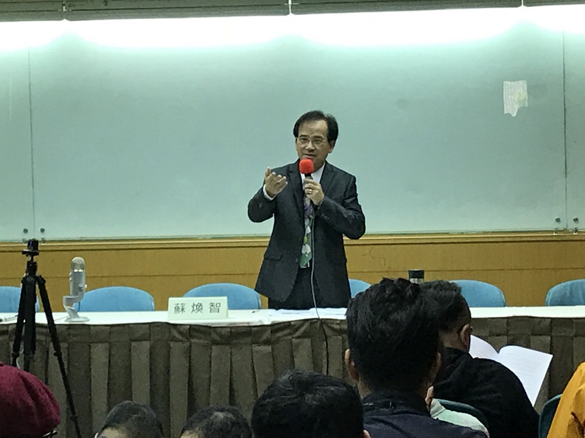 前台南縣長蘇煥智舉行記者會宣布退黨，並表示將參選今年台北市長選舉。 圖/周煊惠 攝