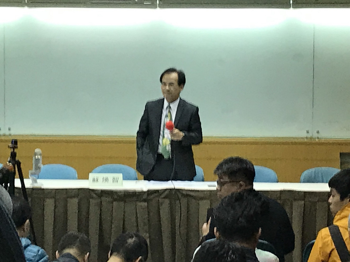 前台南縣長蘇煥智舉行記者會宣布退黨，並表示將參選今年台北市長選舉。 圖/周煊惠 攝