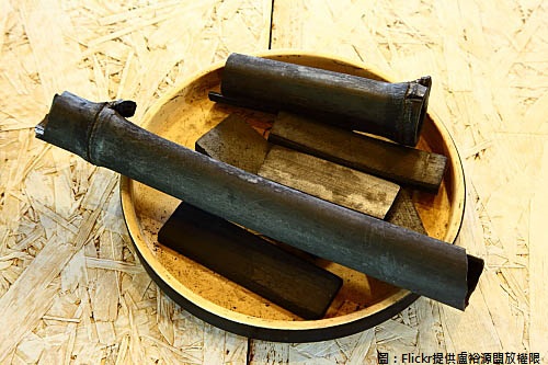 坊間有許多「竹炭產品」都主打具有「幫助身體排毒」的功效，針對這項說法，食藥署出面闢謠。 圖：Flickr提供盧裕源開放權限