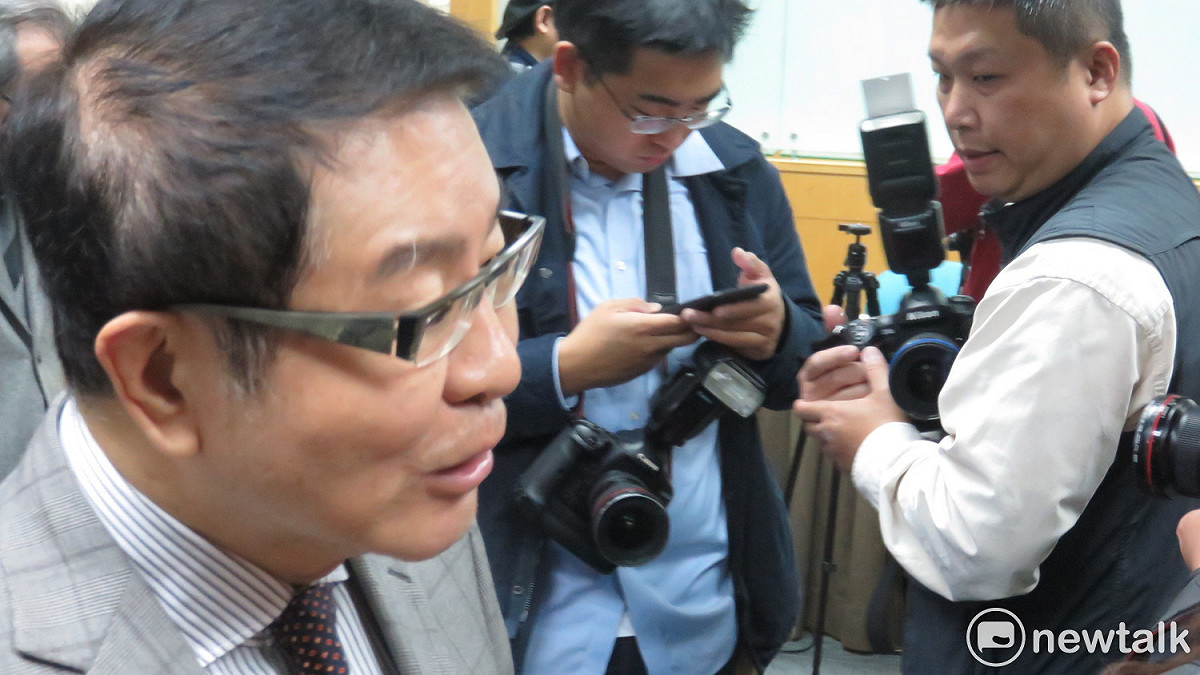 民進黨大老洪奇昌今日現身前台南縣長蘇煥智宣布退黨、參選台北市長記者會。 圖：周煊惠 / 攝
